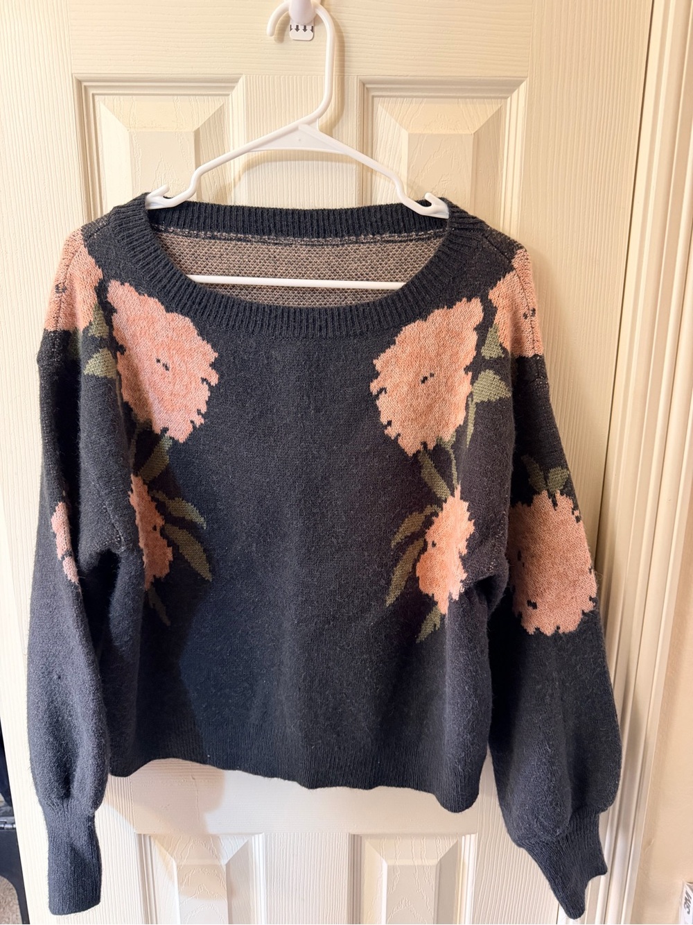 ROMWE Black Cropped Crewneck Sweater with Pink Floral Motif
